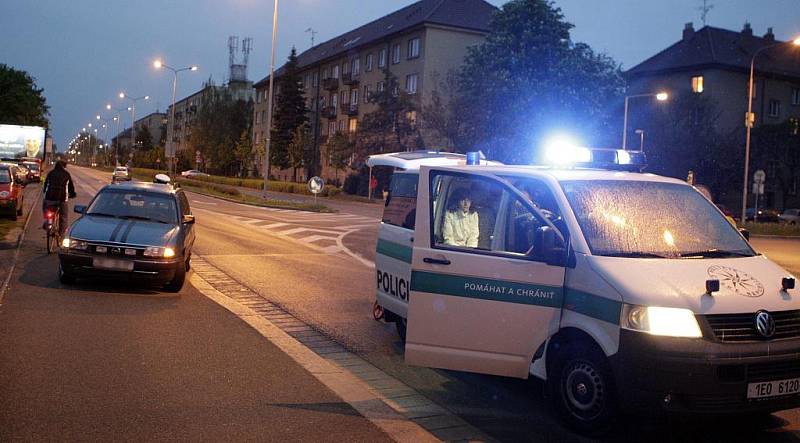 Nedání přednosti na S. K. Neumanna. Stříbrná fabie to odnesla rozpráraným bokem a zastavila se až po několika desítkách metrů v protisměru