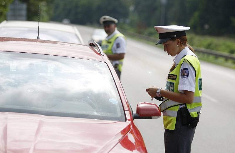 Velkou dopravně-bezpečnostní akci zorganizovala v úterý pardubická policie. Silnice lemovaly policejní hlídky a také několik ukrytých radarů