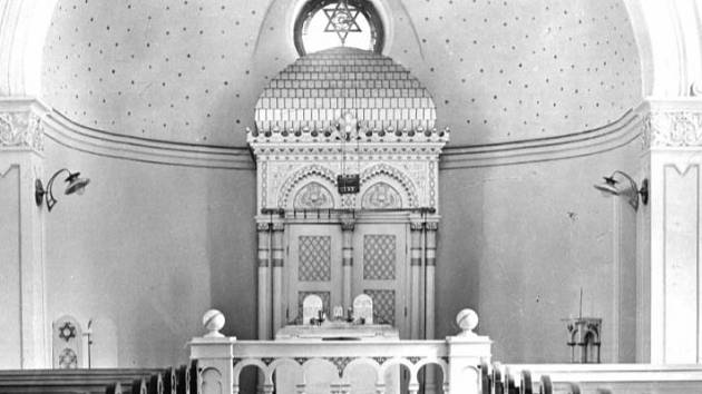 Interiér synagogy, která později ustoupila panelové výstavbě.