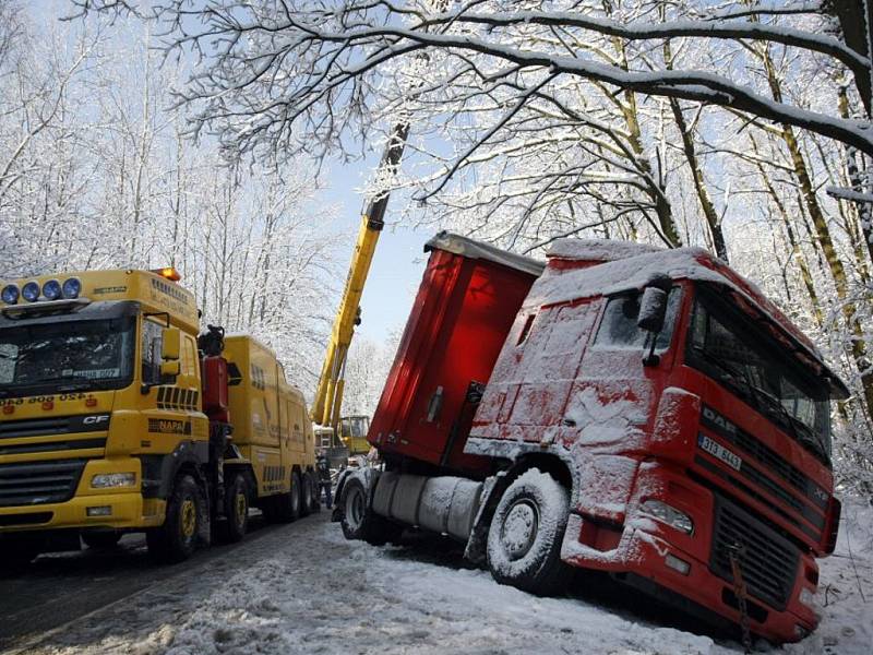 Kamion se dvaceti tunami železa skončil v příkopě u Zminného. Vyprošťovací práce komplikoval právě vysypaný náklad v podobě osmi a dvanáctitunových železných desek