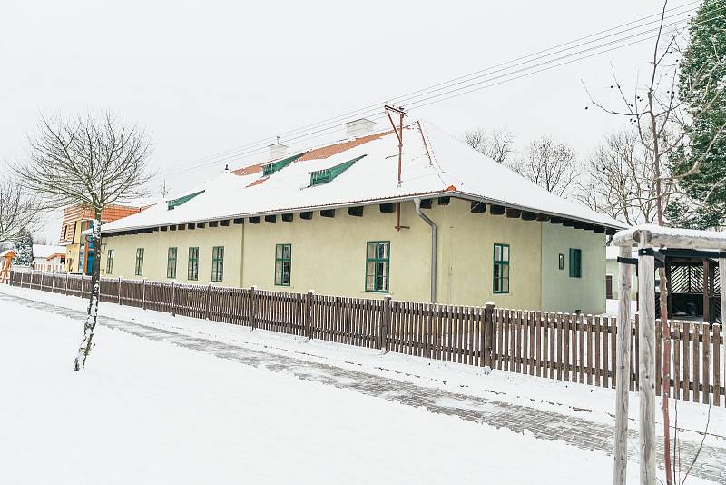 Kladruby nad Labem jsou známé především díky hřebčínu, na starokladrubské bělouše se jezdí dívat tisíce turistů ročně.