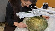 Východočeské muzeum v Pardubicích představilo senzační archeologický objev. Unikátní bronzové vědro z 9. století před Kristem. Sama nádoba je velmi vzácná, ale ukrývala i zajímavý obsah.Foto: Východočeské muzeum v Pardubicích