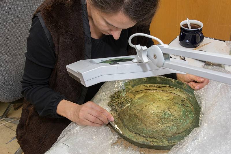 Východočeské muzeum v Pardubicích představilo senzační archeologický objev. Unikátní bronzové vědro z 9. století před Kristem. Sama nádoba je velmi vzácná, ale ukrývala i zajímavý obsah.Foto: Východočeské muzeum v Pardubicích