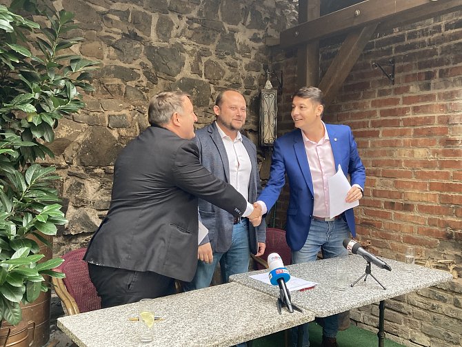Zleva: René Živný (Společně pro Pardubice), Jan Nadrchal (ANO) a Jakub Rychtecký (Žijeme Pardubice) v pátek 14. října podepsali koaliční smlouvu.