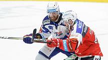 Hokejové utkání Tipsport extraligy v ledním hokeji mezi HC Dynamo Pardubice (v červenobílém) a HC Kometa Brno (v bílomodrém) pardudubické enterie areně.