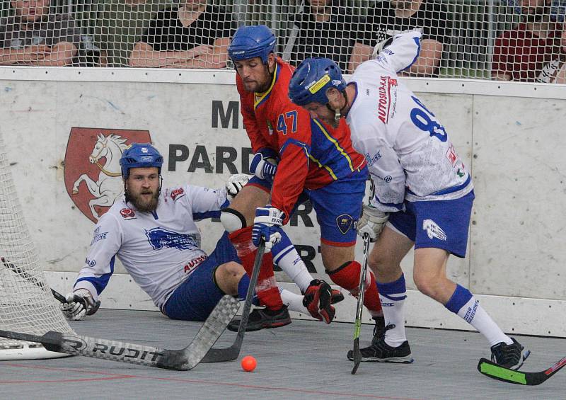 Čtvrté finále hokejbalové play-off CROSSDOCK extraligy mezi HBC Autosklo-H.A.K. Pardubice (v bílomodrém) a  HC Kert Park Praha(v červeném) na hřišri v Polabinách.