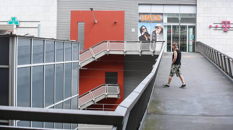 Lávka na Palackého třídě spojující obchodní centrum s protějším chodníkem by mohla v budoucnu zmizet. Architektům se v prostoru nelíbí.