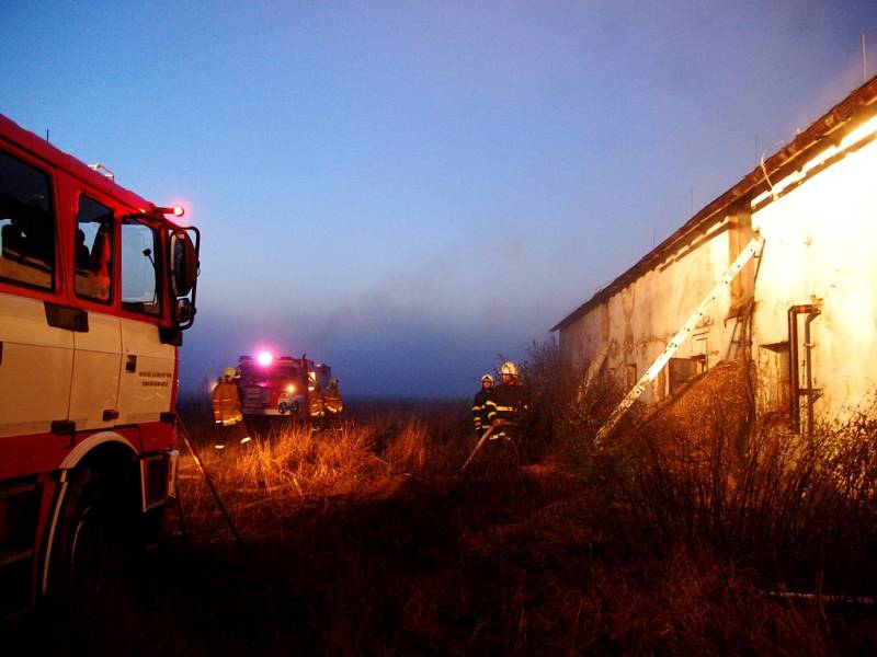V neděli ráno likvidovali hasiči požár v Pravech na Pardubicku