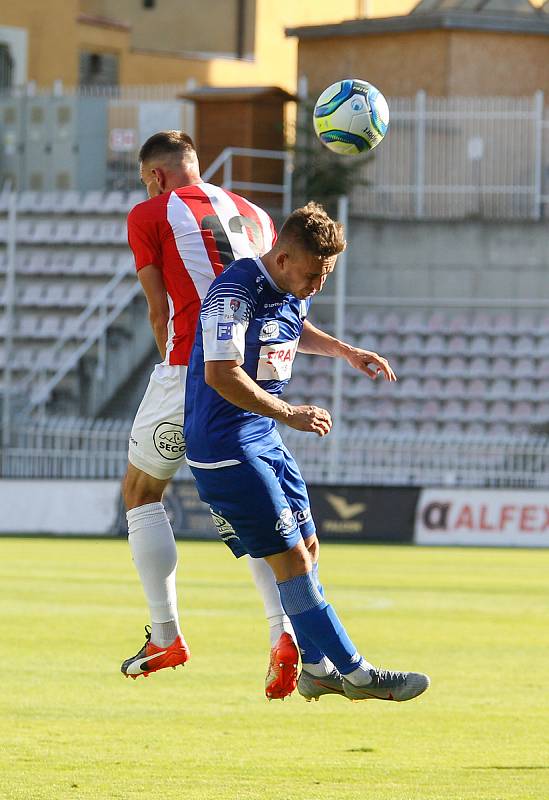 Utkání Fotbalové národní ligy mezi FK Viktoria Žižkov (v bíločerveném) a FK Pardubice (v modrém).