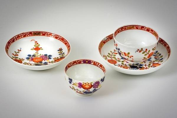 Dvojice čajových šálků s podšálky s orientálními motivy (tzv. chinoiserními) vycházela vstříc dobové poptávce.