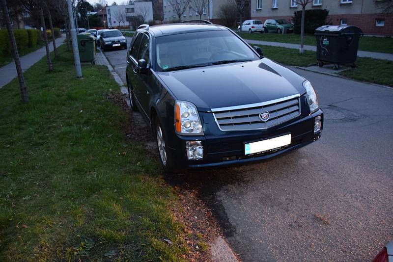 Zapálená auta po Pardubicích jsou zřejmě dílem žháře. Hořící pneumatiku cadillacu uhasili včas strážníci.