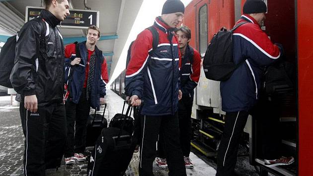 Česká futsalová reprezentace vyrazila na evropský šampionát v Maďarsku vlakem. A také s téměř dvouhodinovým zpožděním. 