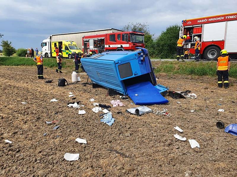 Dodávka skončila u Hrochova Týnce v poli a na boku. Řidič utrpěl zranění a byl posádkou zdravotnické záchranné služby převezen do nemocnice.