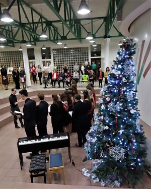 Holické gymnázium zve na Adventní večer. Fotografie je z Adventního večera v roce 2022.