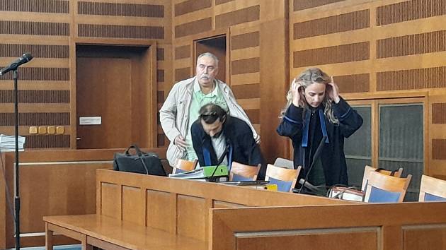 Krajský soud v Hradci Králové v pondělí projednával kauzu pojistných podvodů a falešných úrazů. Hlavní obžalovaný Eduard Pekař na snímku v zeleném tričku.