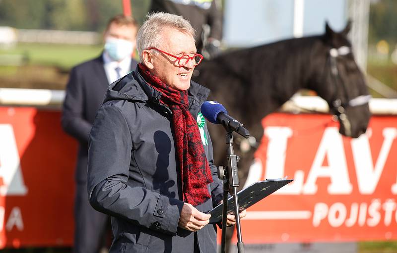 Zahájení 130. Velké pardubické se Slavia pojišťovnou, která se konalo před prázdnými tribunami na pardubickém dostihovém závodišti.