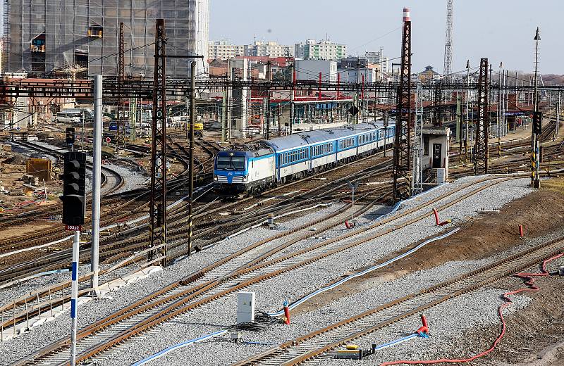 Průběh modernizace trati a perónů na Hlavním pardubickém vlakovém nádraží.