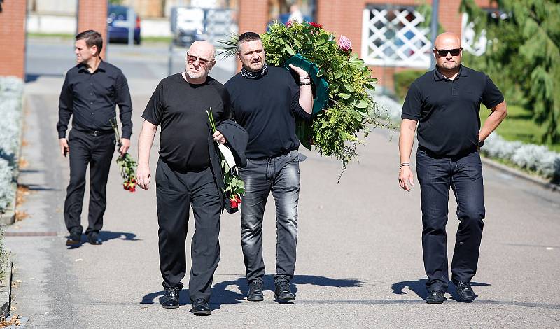 Poslední rozloučení s legendárním hokejovým trenérem Milošem Říhou v pardubickém krematoriu.