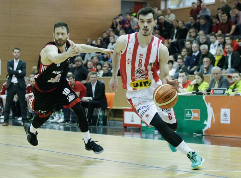 1. čtvrtfinále BK JIP Pardubice - Destone Tuři Svitavy (92:74).