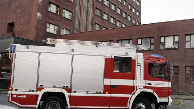 Požár střechy pardubického nádraží zavinila zřejmě cigareta odhozená z okna hotelu.