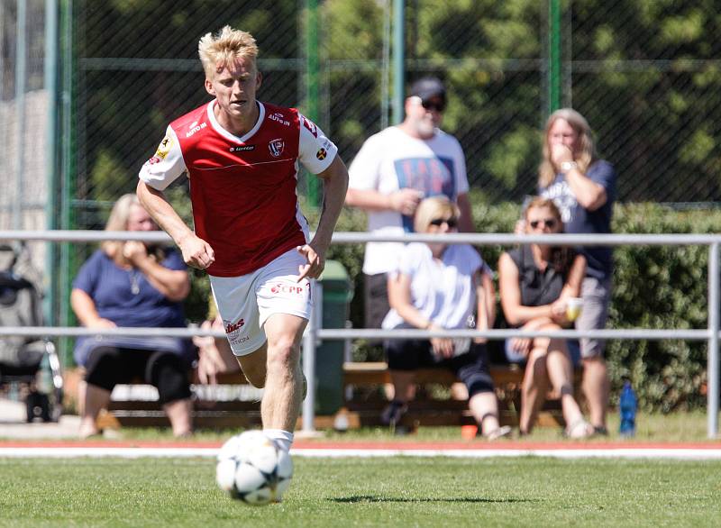 Přípravné fotbalové utkání mezi FK Pardubice (v červenobílém) a FK Viktoria Žižkov (v zeleném) na hřišti v Přelouči.