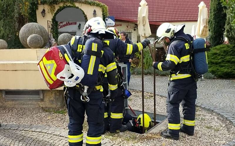 Ve středu 27. října odpoledne bylo rušno v ulicích Pernerova i Bratranců Veverkových v centru Pardubic. Důvodem bylo cvičení hasičů Pardubického kraje.