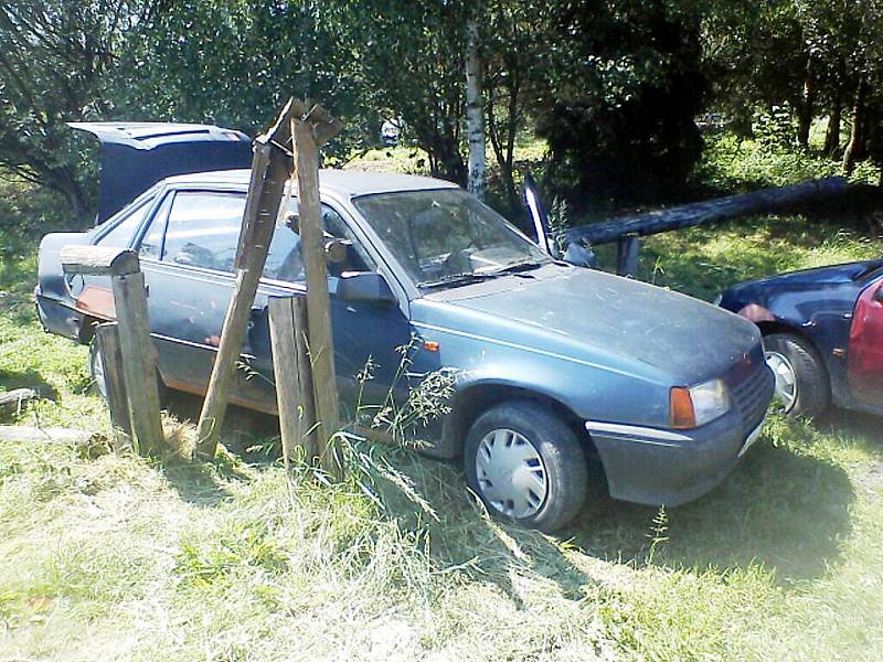 Pachatelé se snažili policistům ujet. Jednoho z mužů zákona přitom autem srazili.