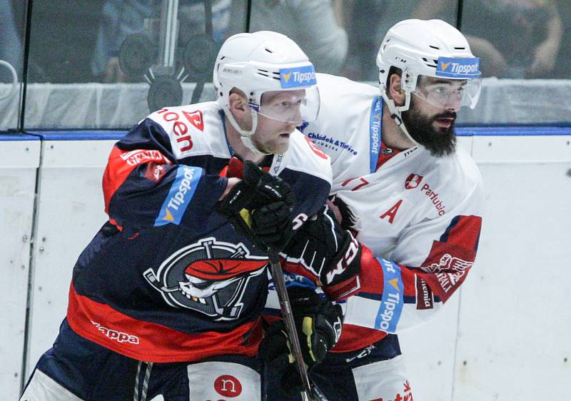 Duel Tipsport extraligy v ledním hokeji mezi HC Dynamo Pardubice (v bílém) a  HC Piráti Chomutov.