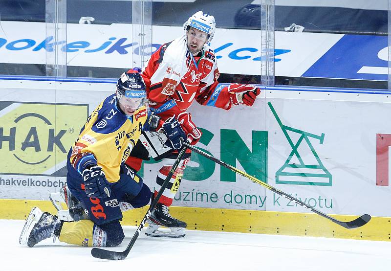 Hokejové utkání Tipsport extraligy v ledním hokeji mezi HC Dynamo Pardubice (v červenobílém) a PSG Berani Zlín  (ve žlutomodrém) pardudubické enterie areně.