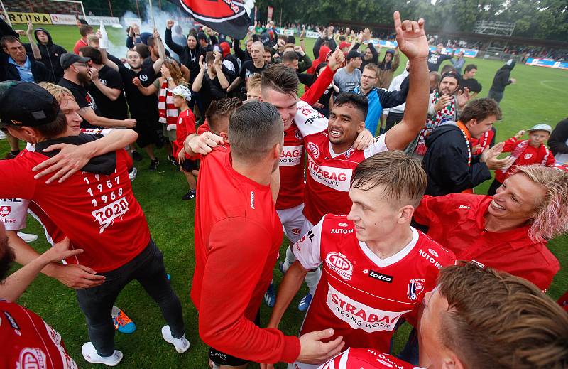 Oslavy titulu mistra Fobalové národní ligy týmu FK Pardubice na hřišti pod Vinicí v Pardubicích.