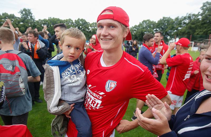 Oslavy titulu mistra Fobalové národní ligy týmu FK Pardubice na hřišti pod Vinicí v Pardubicích.