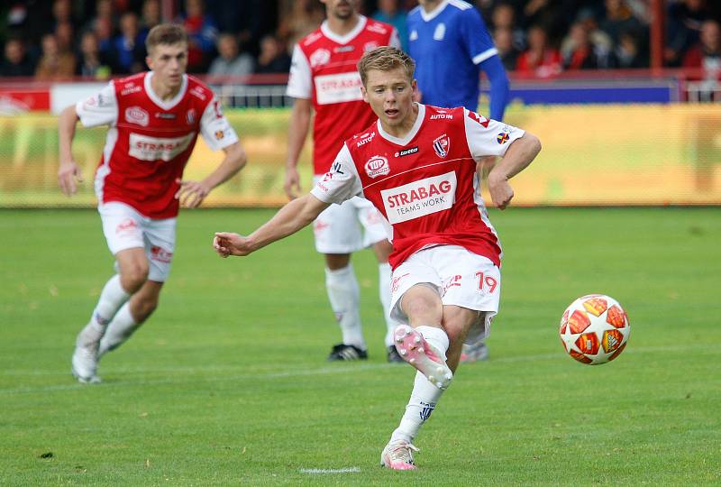 Utkání Fobalové národní ligy mezi FK Pardubice (ve červenobílém) a FC Slavoj Vyšehrad (v modrém) na hřišti pod Vinicí v Pardubicích.