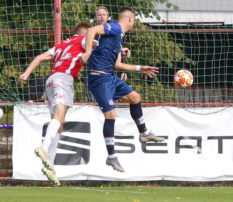 Utkání Fobalové národní ligy mezi FK Pardubice (ve červenobílém) a SK Líšeň ( v modrém) na hřišti pod Vinicí v Pardubicích.