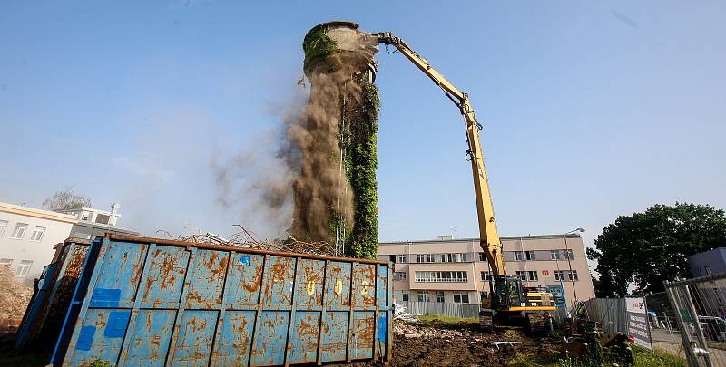 V Pardubické krajské nemocnici začal stavební bagr demolovat jednu z dominant Pardubic. Zbývající 21 metrová část z původně 38metrové stavby dokončené v rámci přestavby nemocnice ve 30. letech minulého století se poroučí k zemi. Kdysi elegantní technické 