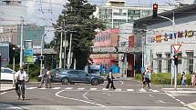 Lávka na Palackého třídě spojující obchodní centrum s protějším chodníkem by mohla v budoucnu zmizet. Architektům se v prostoru nelíbí.