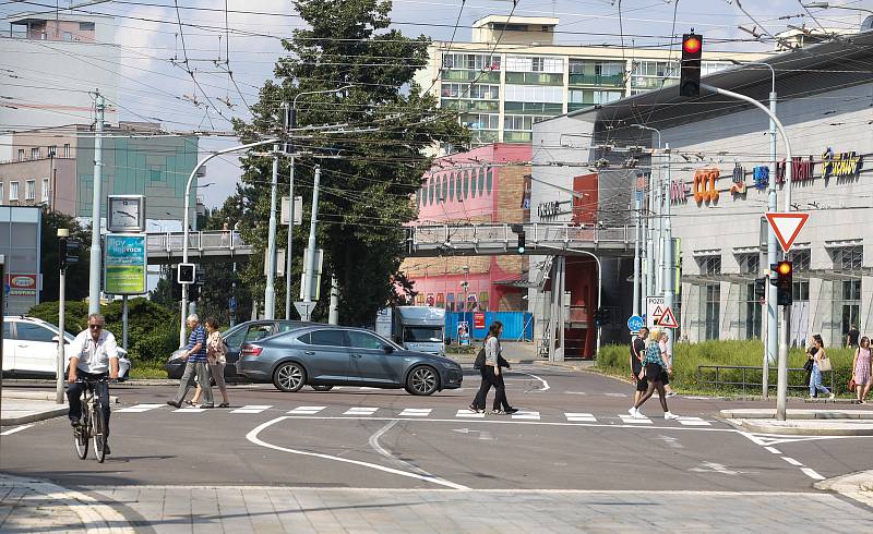 Lávka na Palackého třídě spojující obchodní centrum s protějším chodníkem by mohla v budoucnu zmizet. Architektům se v prostoru nelíbí.