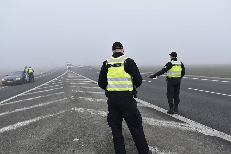 Policejní hlídky kontrolovaly řidiče mezi okresy Chrudim a Pardubice.