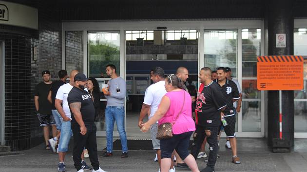 Romové se v neděli dopoledne scházejí před pardubickým nádražím.