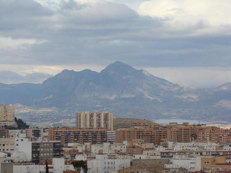 Španělské přístavní město Alicante leží na pobřeží Costa Blanca. Patří mezi nejrychleji se rozvíjející se centra turistického ruchu