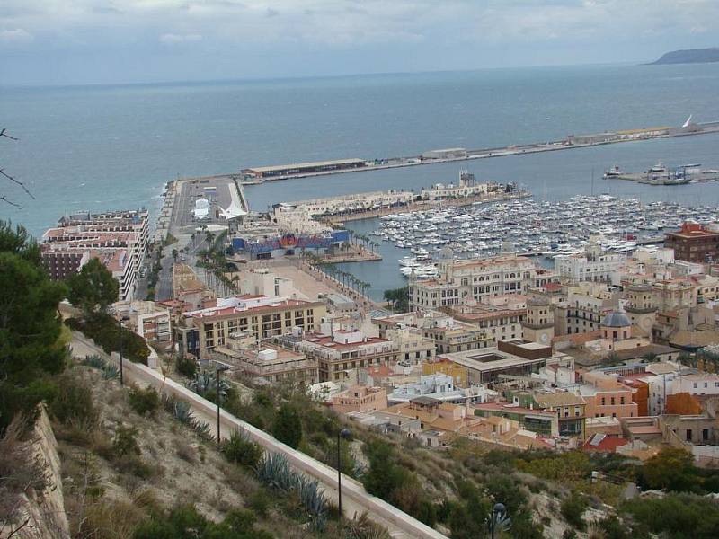 Španělské přístavní město Alicante leží na pobřeží Costa Blanca. Patří mezi nejrychleji se rozvíjející se centra turistického ruchu