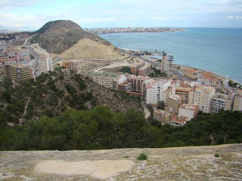 Španělské přístavní město Alicante leží na pobřeží Costa Blanca. Patří mezi nejrychleji se rozvíjející se centra turistického ruchu