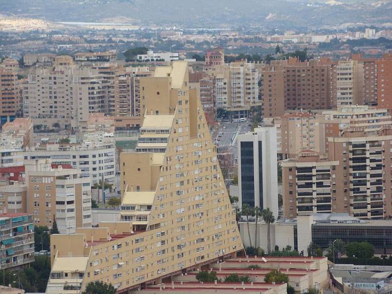 Španělské přístavní město Alicante leží na pobřeží Costa Blanca. Patří mezi nejrychleji se rozvíjející se centra turistického ruchu