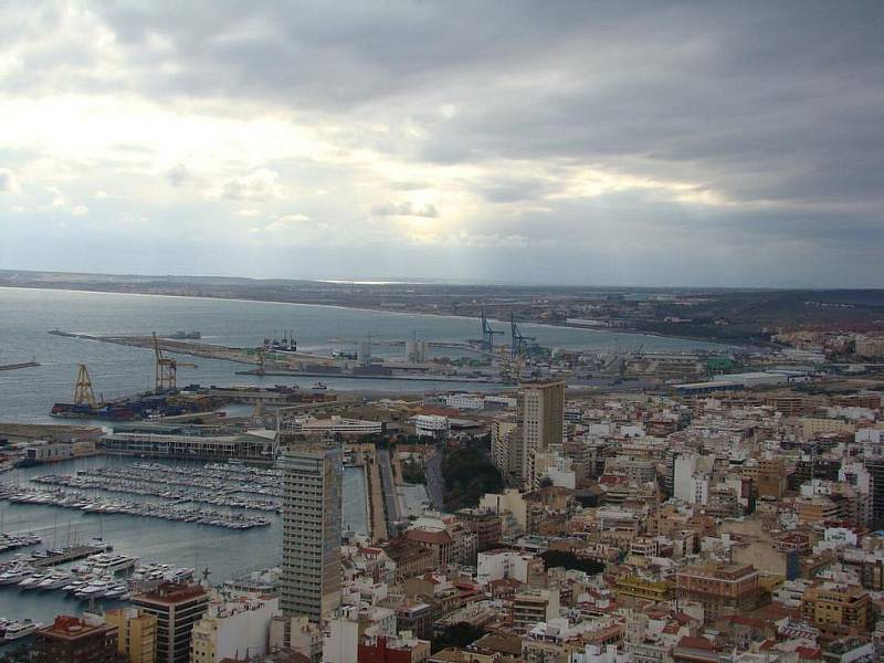 Španělské přístavní město Alicante leží na pobřeží Costa Blanca. Patří mezi nejrychleji se rozvíjející se centra turistického ruchu