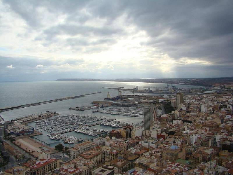 Španělské přístavní město Alicante leží na pobřeží Costa Blanca. Patří mezi nejrychleji se rozvíjející se centra turistického ruchu