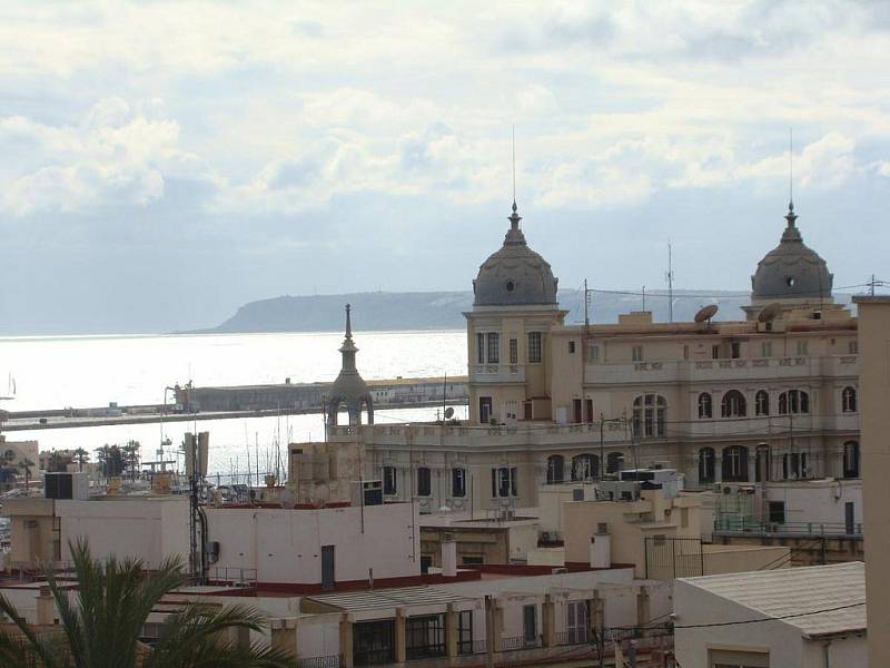 Španělské přístavní město Alicante leží na pobřeží Costa Blanca. Patří mezi nejrychleji se rozvíjející se centra turistického ruchu