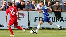 Utkání Fotbalové národní ligy mezi MFK Chrudim (v červeném) a FK Pardubice (v modrém) na fotbalovém stadionu v Chrudimi.