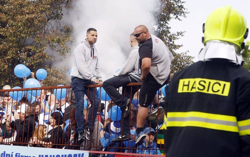 Fotbalové utkání mezi Pardubicemi a Baníkem bylo pod bedlivým dohledem policejních těžkooděnců.