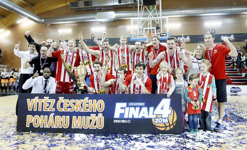 Vítězové... Pardubičtí basketbalisté využili domácího prostředí. Jako pořadatel závěrečného turnaje zvládli oba zápasy a po předání poháru se mohli smát na celý basketbalový svět. 