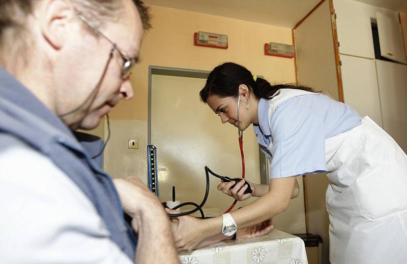 Maturita přímo v nemocnici. Žákyně Střední zdravotnické školy Pardubice absolvovaly praktickou část maturitní zkoušky přímo na interně pardubické nemocnice.