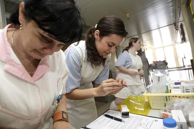 Maturita přímo v nemocnici. Žákyně Střední zdravotnické školy Pardubice absolvovaly praktickou část maturitní zkoušky přímo na interně pardubické nemocnice.